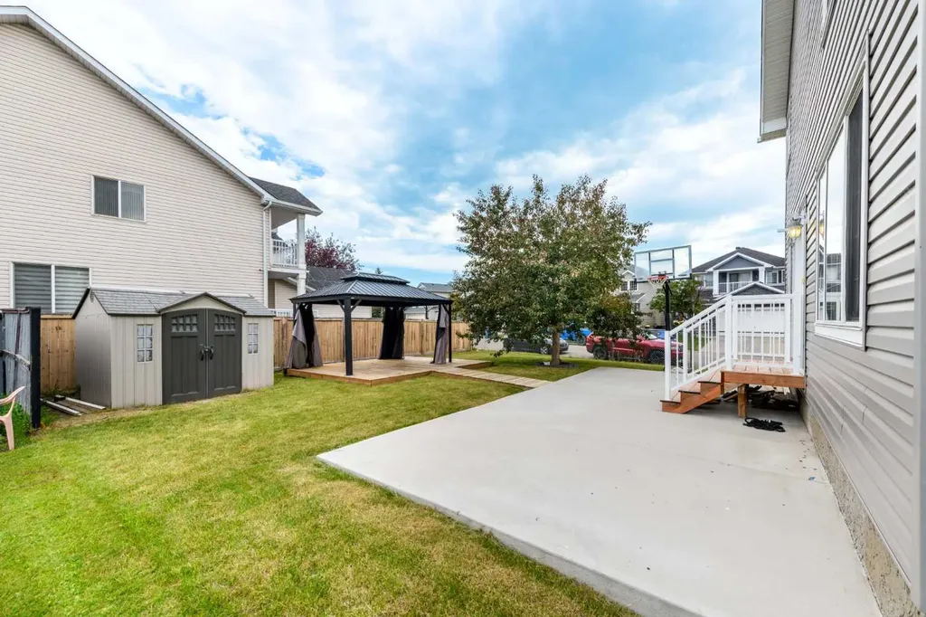 28 Coral Reef Link NE Calgary AB T3J3Y5