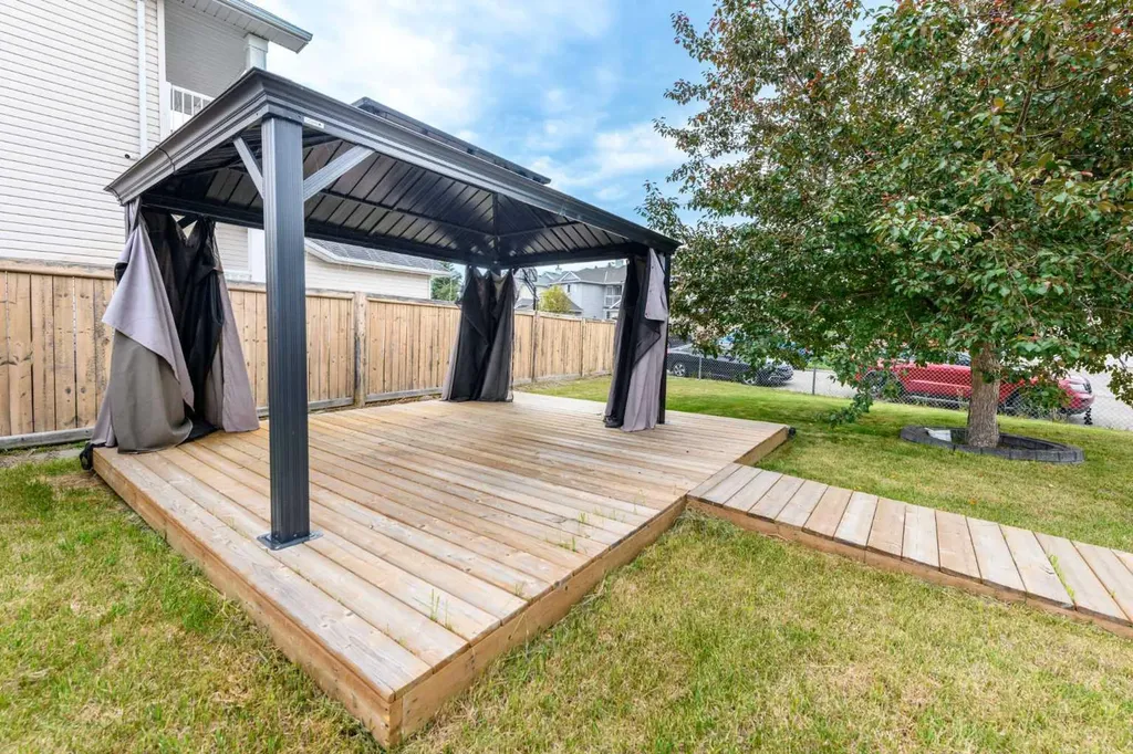 28 Coral Reef Link NE Calgary AB T3J3Y5
