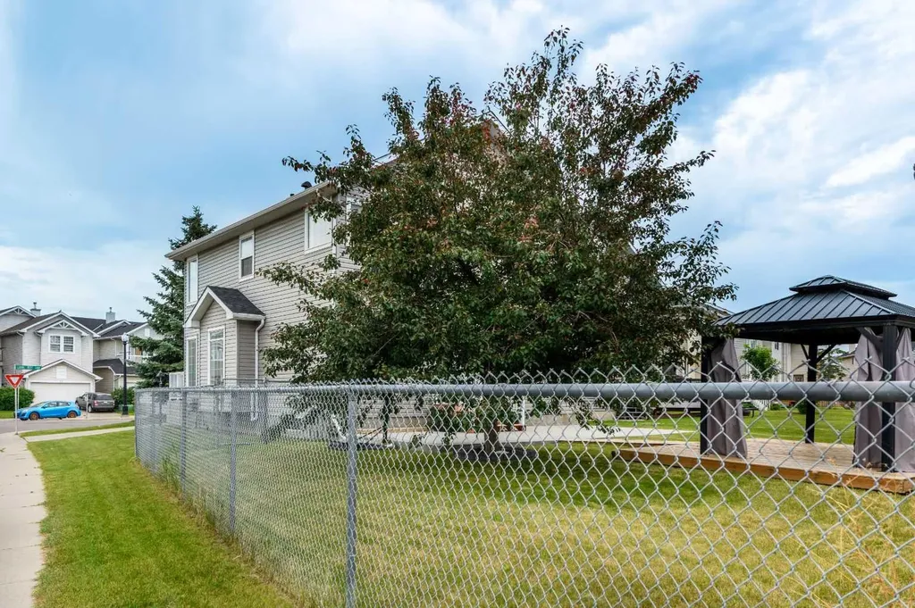 28 Coral Reef Link NE Calgary AB T3J3Y5