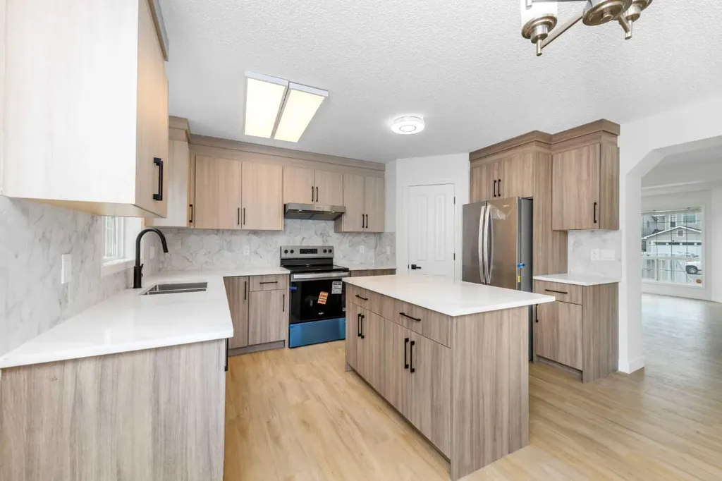 28 Coral Reef Link NE Calgary AB T3J3Y5