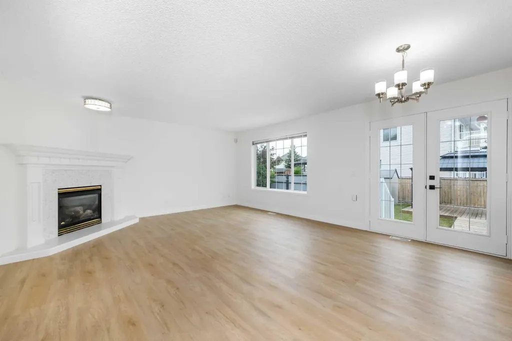 28 Coral Reef Link NE Calgary AB T3J3Y5
