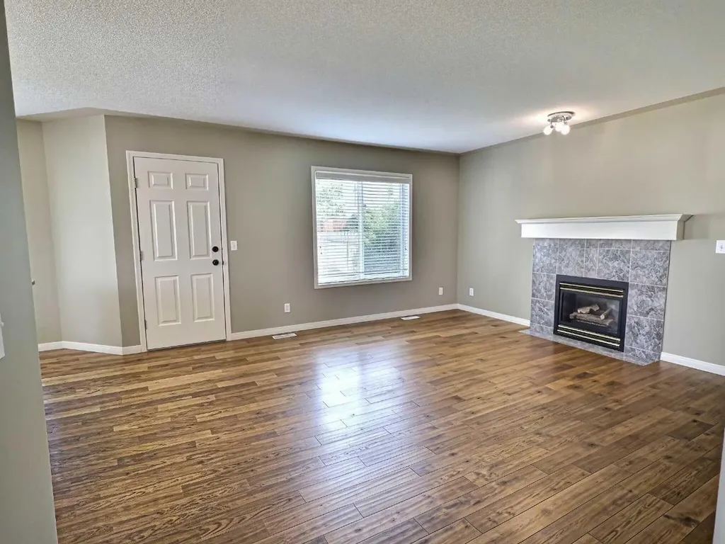 185 Tuscarora Close NW Calgary AB T3L 2E3