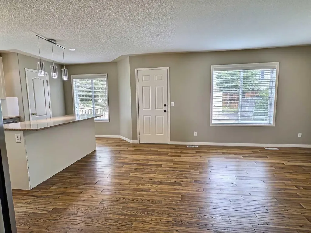 185 Tuscarora Close NW Calgary AB T3L 2E3
