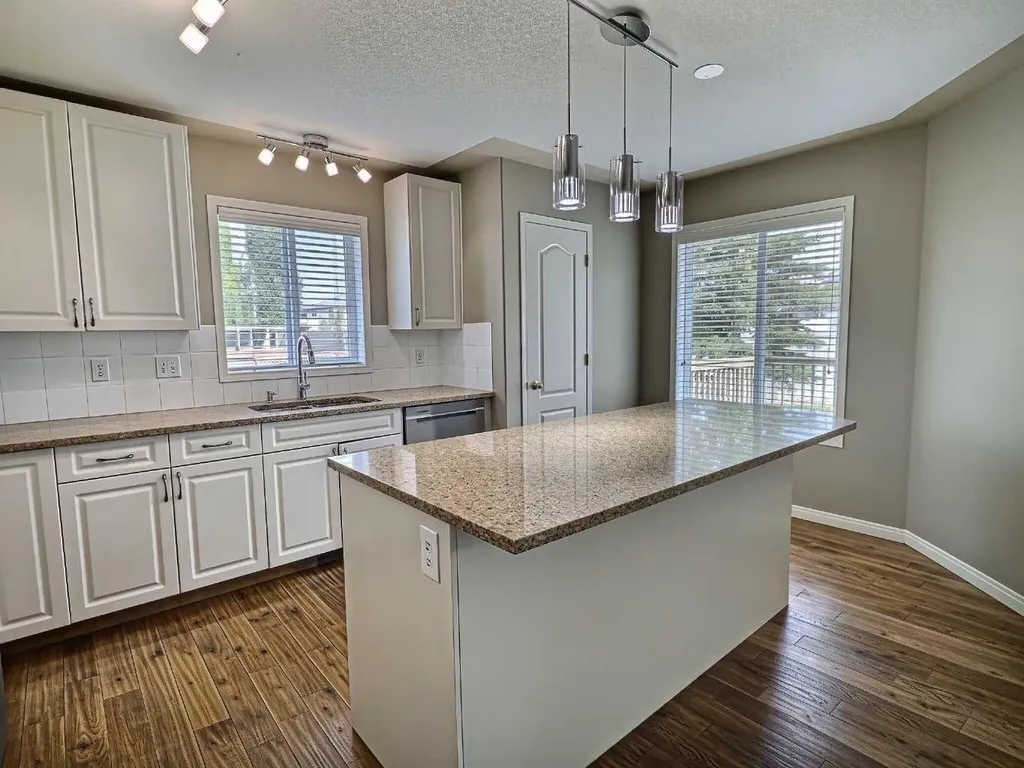 185 Tuscarora Close NW Calgary AB T3L 2E3