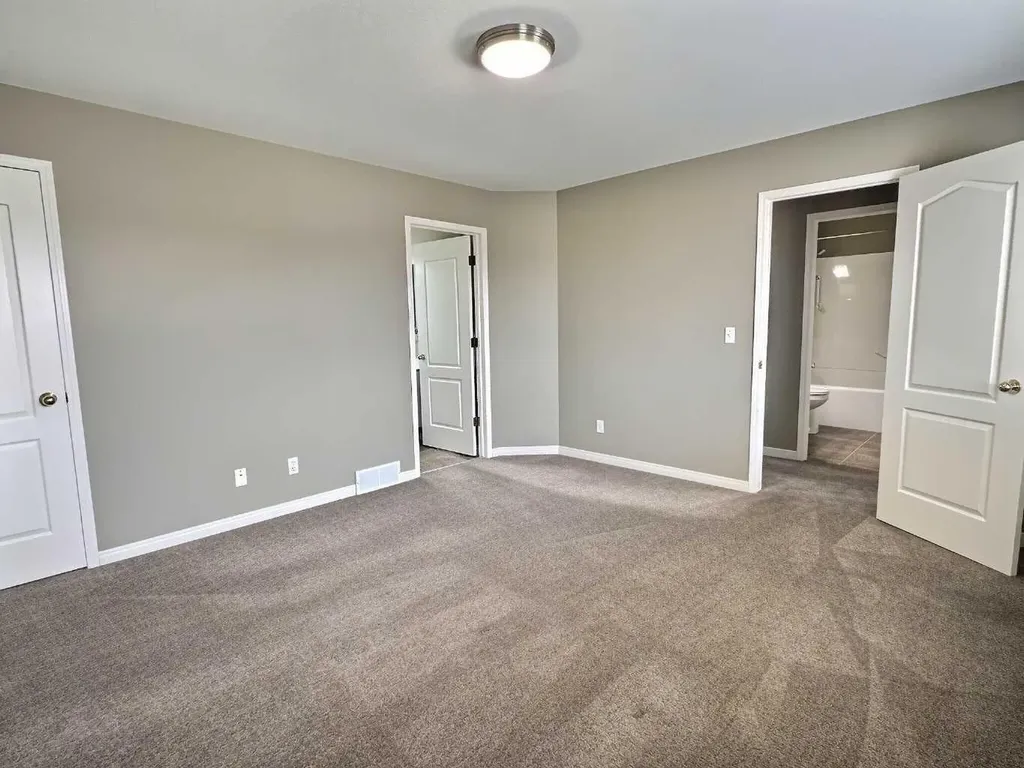 185 Tuscarora Close NW Calgary AB T3L 2E3
