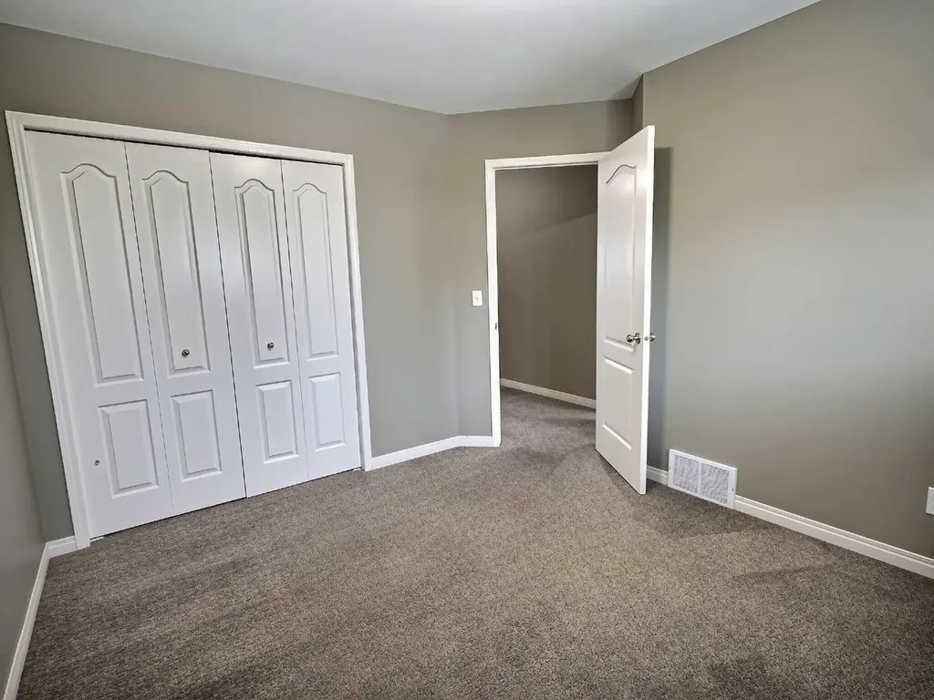 185 Tuscarora Close NW Calgary AB T3L 2E3