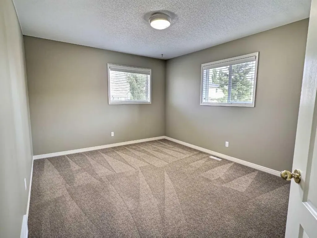 185 Tuscarora Close NW Calgary AB T3L 2E3