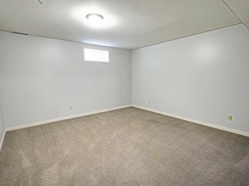 185 Tuscarora Close NW Calgary AB T3L 2E3