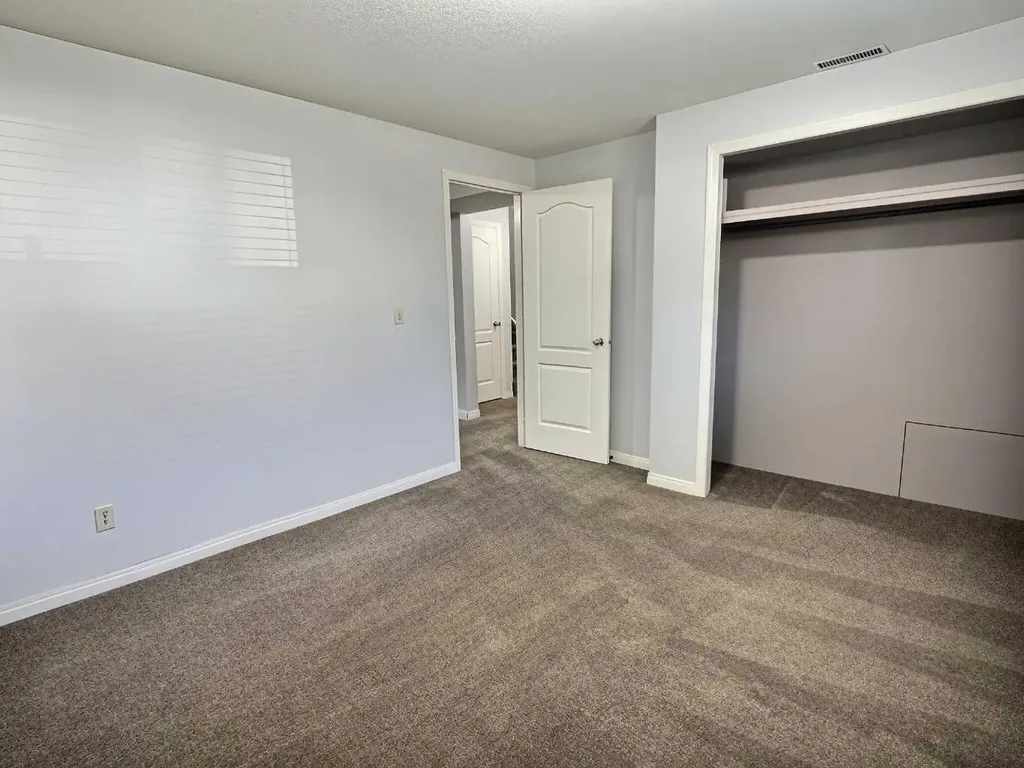 185 Tuscarora Close NW Calgary AB T3L 2E3