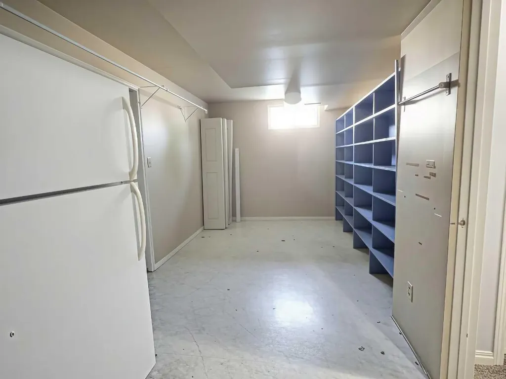 185 Tuscarora Close NW Calgary AB T3L 2E3