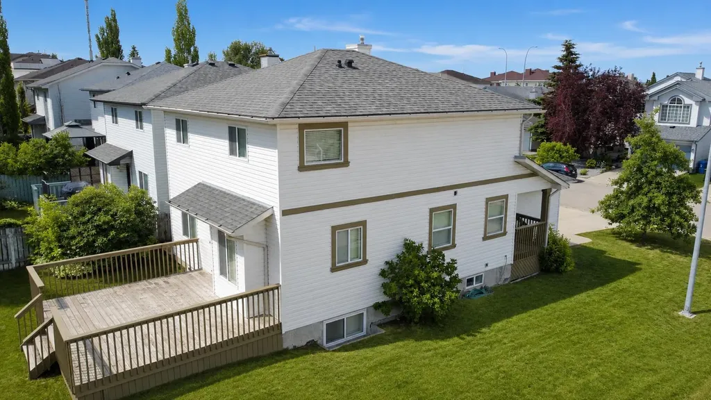 185 Tuscarora Close NW Calgary AB T3L 2E3
