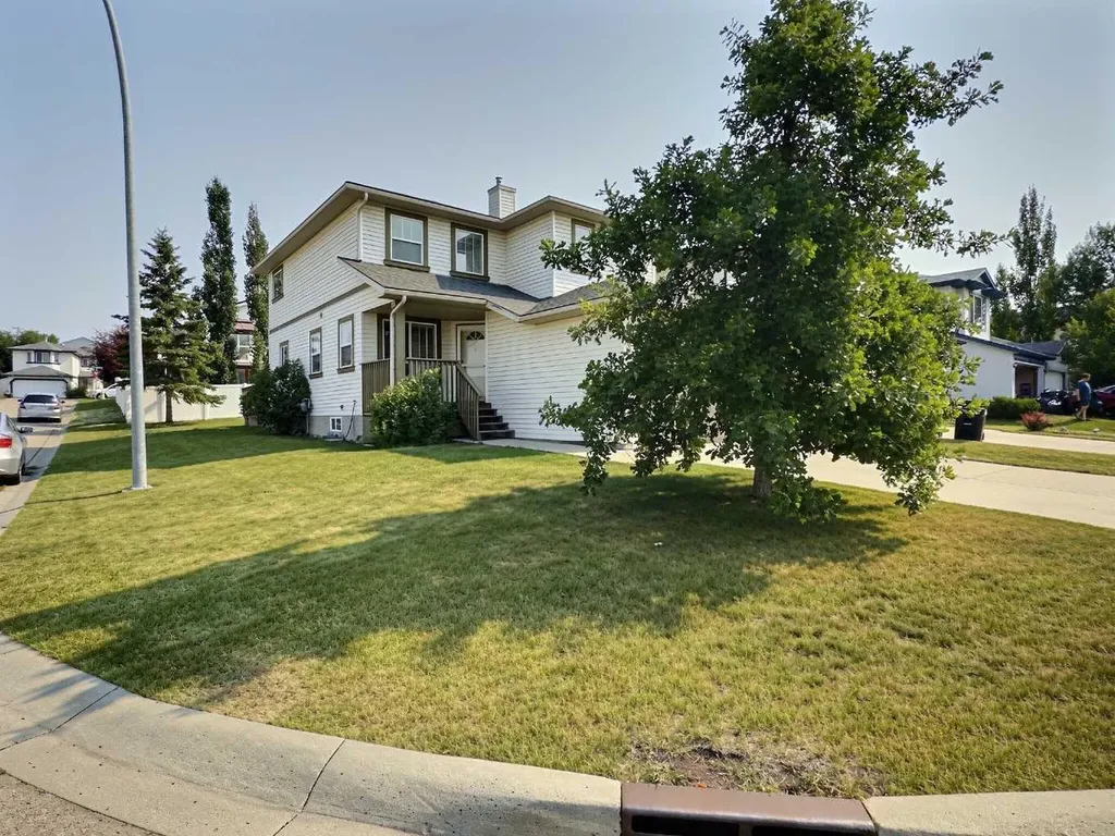 185 Tuscarora Close NW Calgary AB T3L 2E3