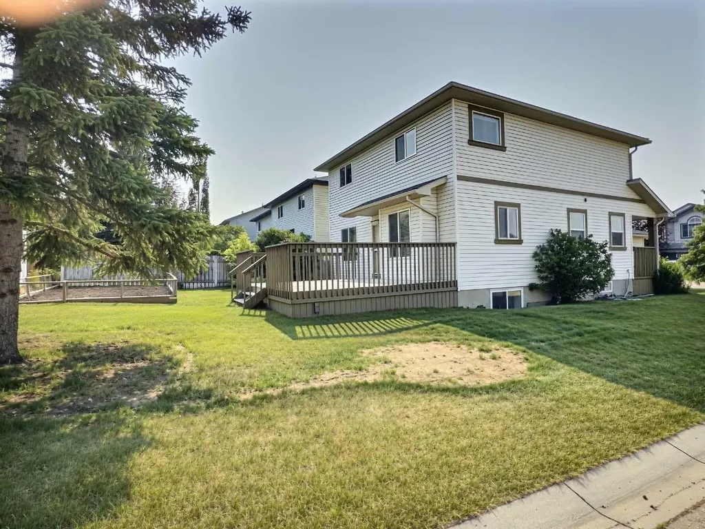 185 Tuscarora Close NW Calgary AB T3L 2E3