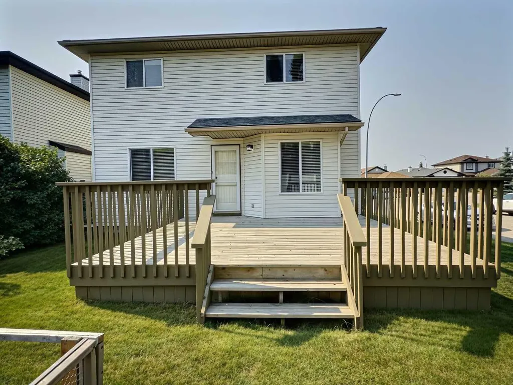 185 Tuscarora Close NW Calgary AB T3L 2E3