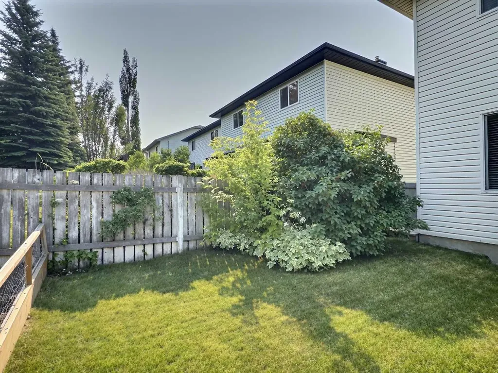 185 Tuscarora Close NW Calgary AB T3L 2E3