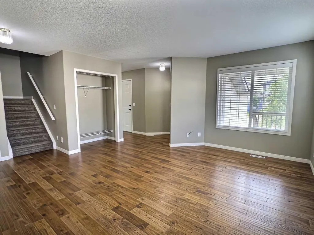 185 Tuscarora Close NW Calgary AB T3L 2E3