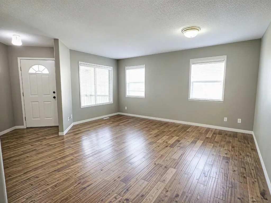 185 Tuscarora Close NW Calgary AB T3L 2E3