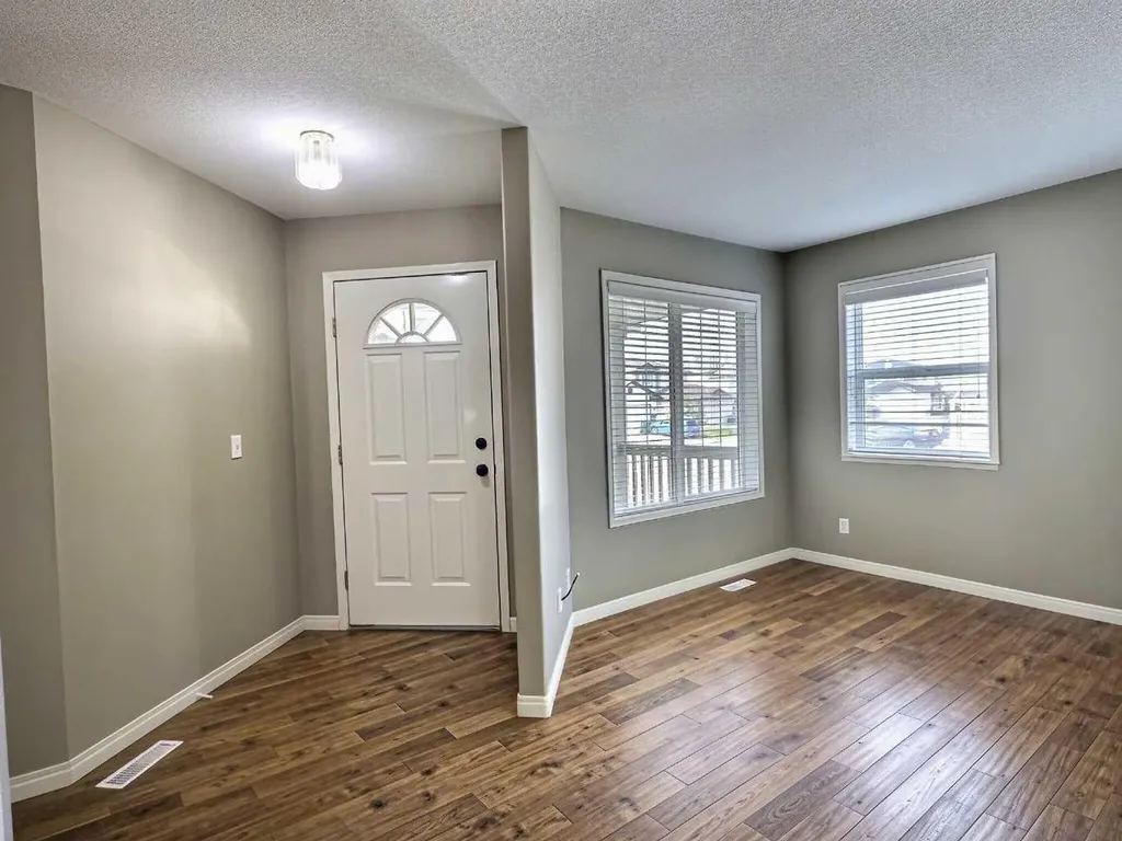 185 Tuscarora Close NW Calgary AB T3L 2E3
