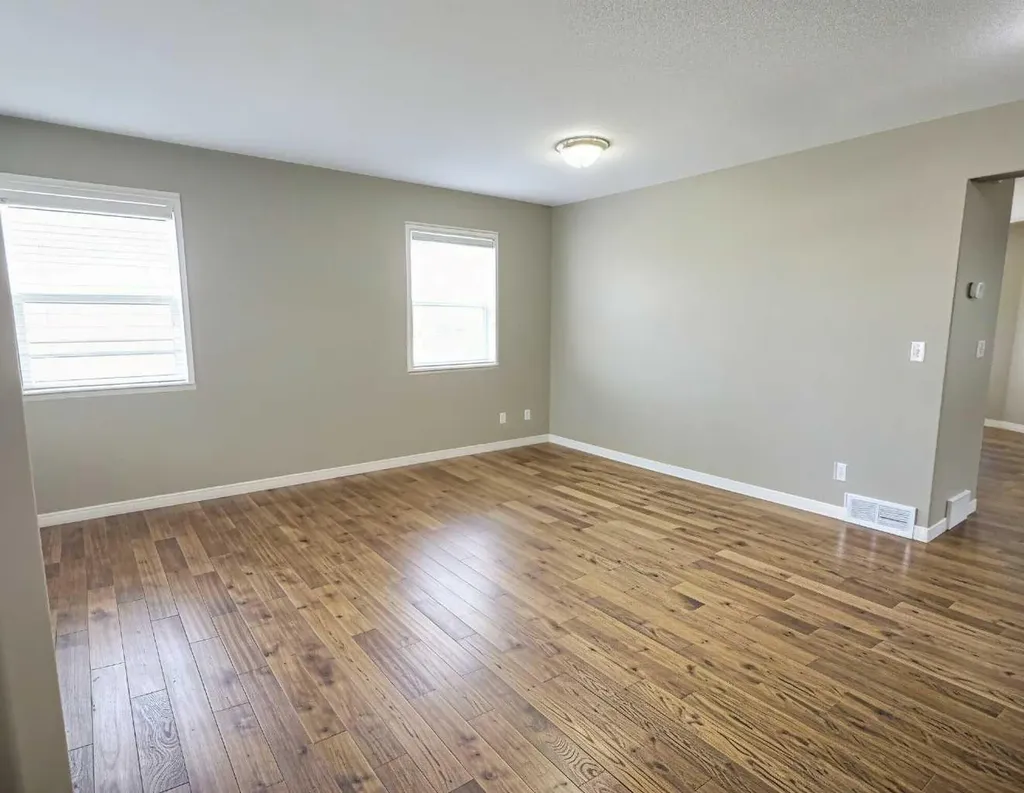 185 Tuscarora Close NW Calgary AB T3L 2E3