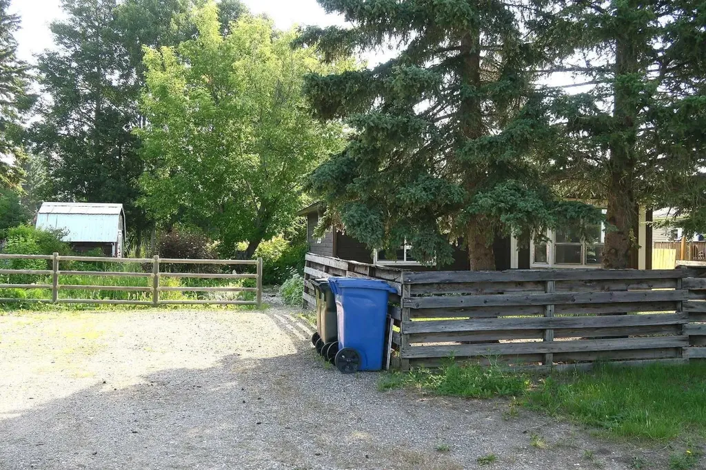 207 4 Street NW Sundre AB T0M 1X0