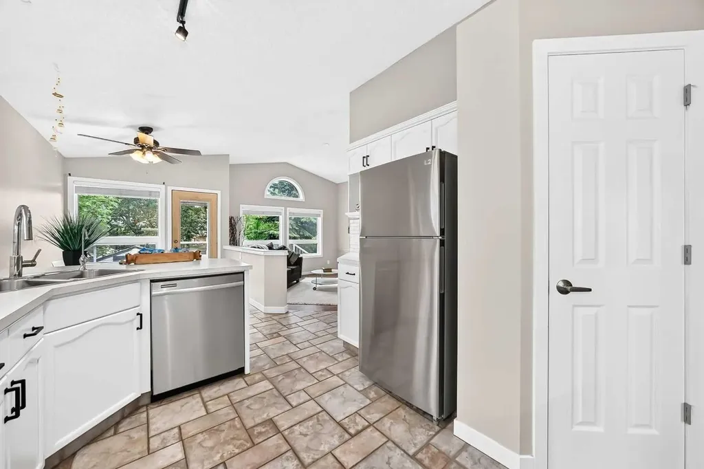 3569 Douglas Woods Heights SE Calgary AB T2Z 2G3