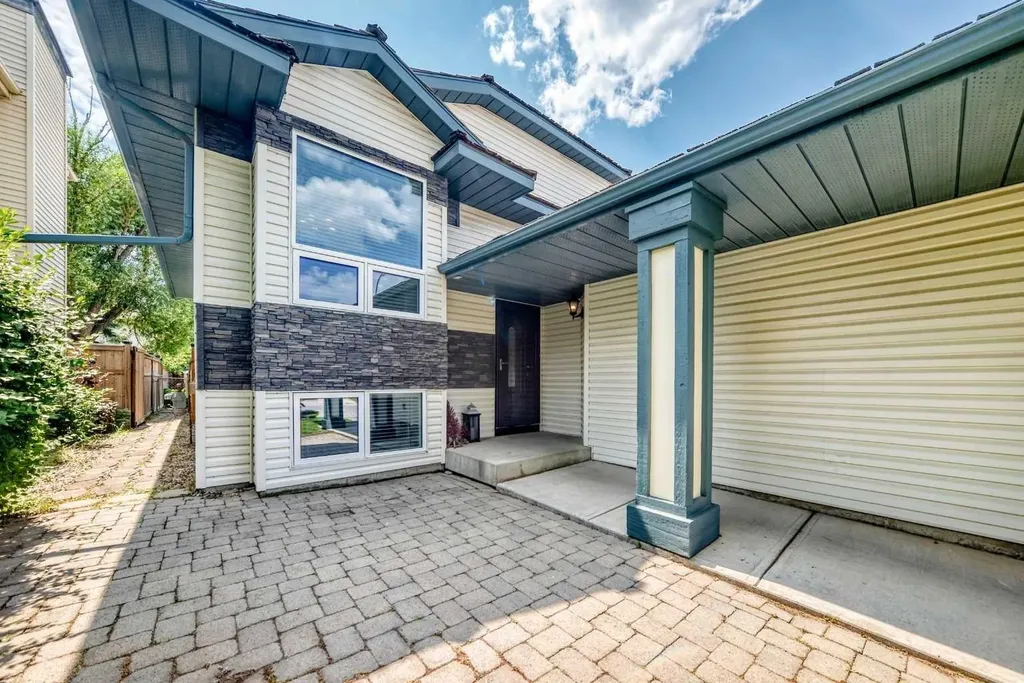 3569 Douglas Woods Heights SE Calgary AB T2Z 2G3