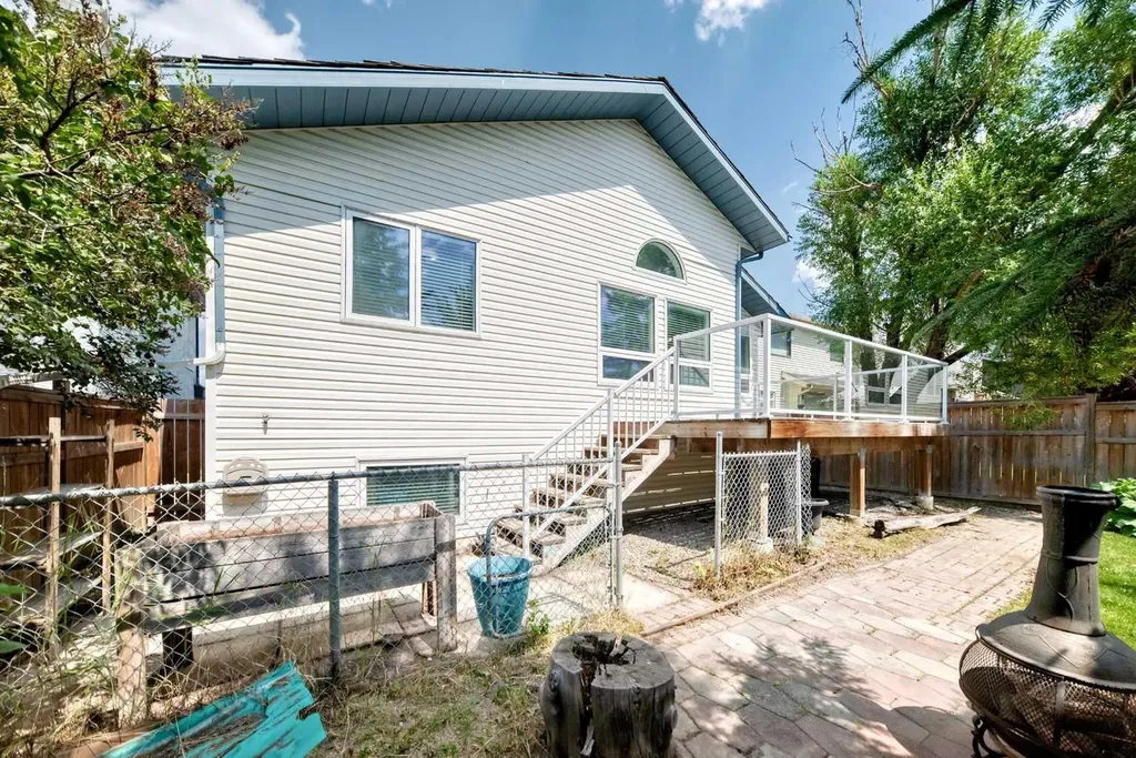 3569 Douglas Woods Heights SE Calgary AB T2Z 2G3