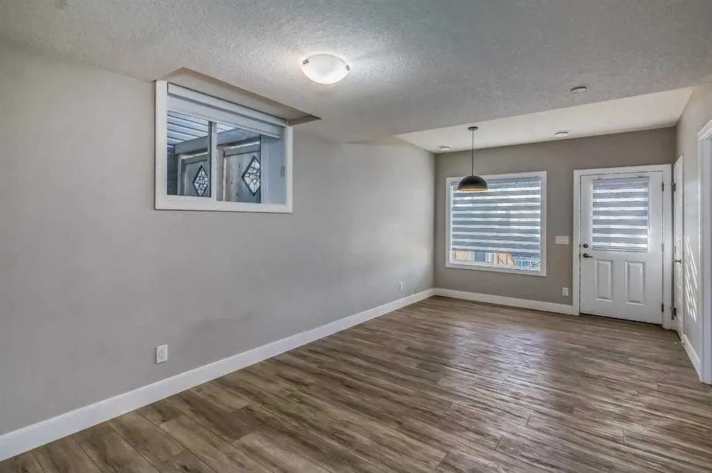 155 Lucas Terrace NW Calgary AB T3P 1X3