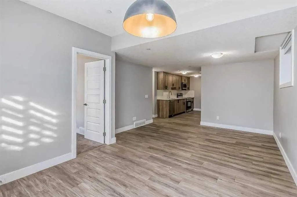 155 Lucas Terrace NW Calgary AB T3P 1X3