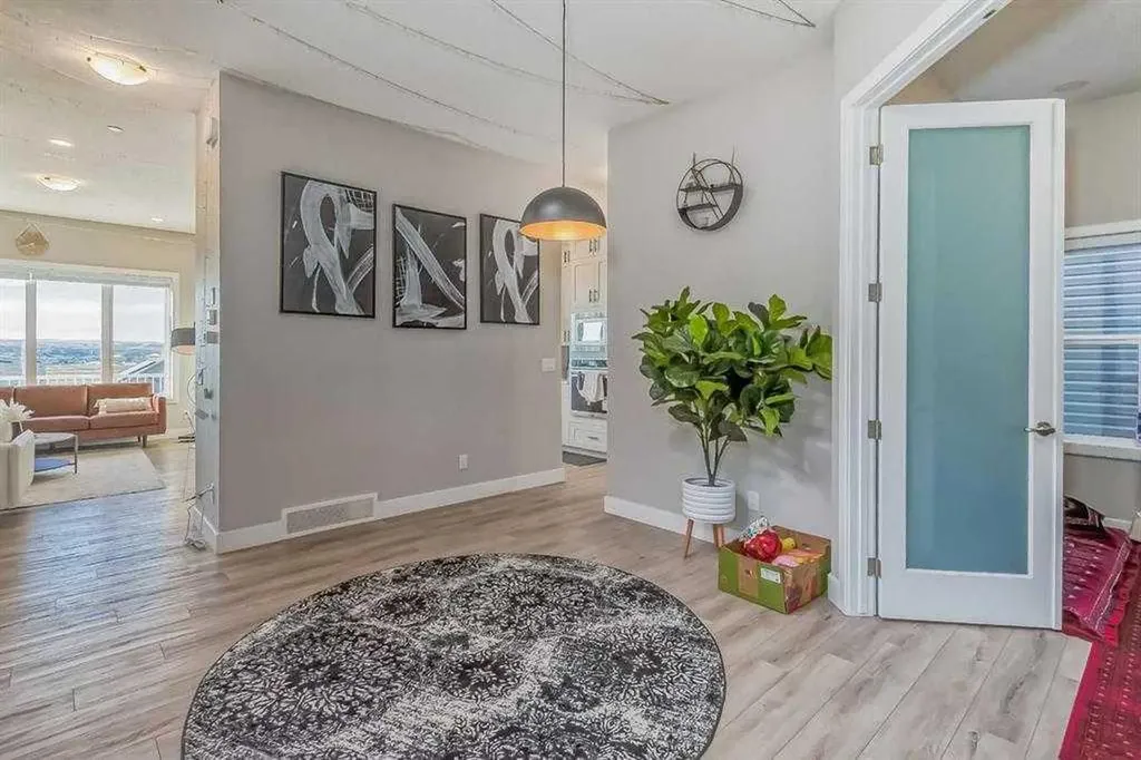 155 Lucas Terrace NW Calgary AB T3P 1X3