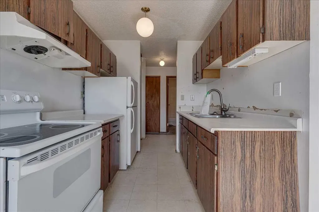 4904 54 Street Red Deer AB T2N 2G8
