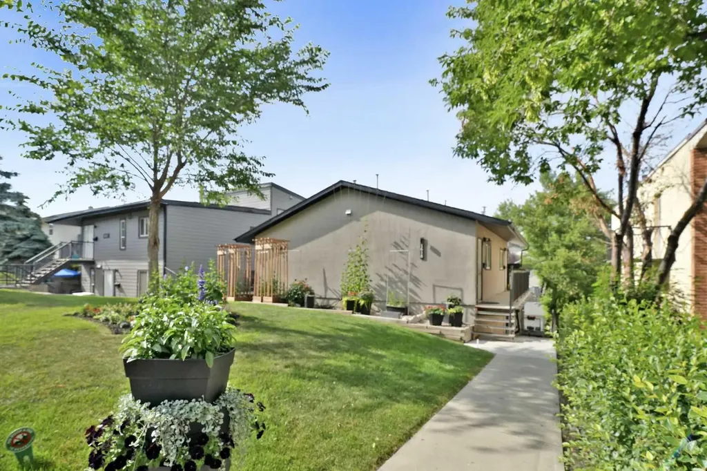 1618 28 Avenue SW Calgary AB T2T 1J4