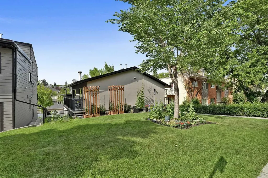 1618 28 Avenue SW Calgary AB T2T 1J4