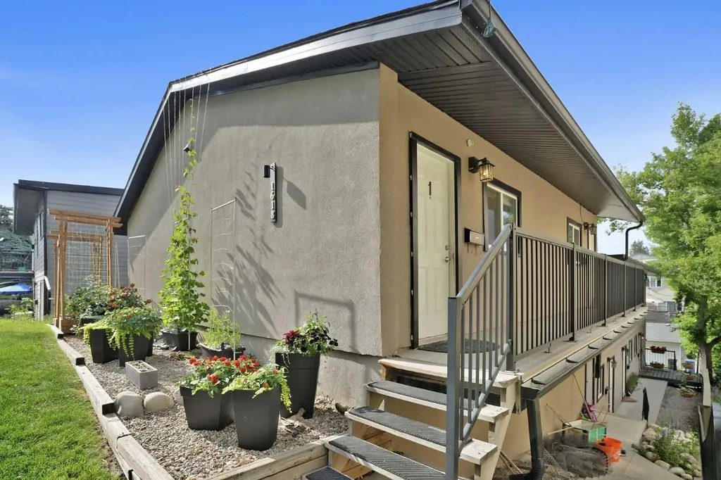 1618 28 Avenue SW Calgary AB T2T 1J4
