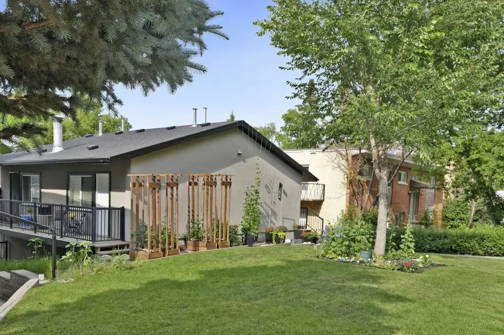 1618 28 Avenue SW Calgary AB T2T 1J4
