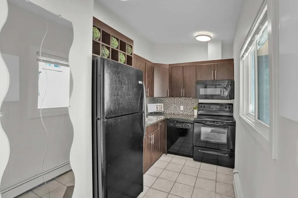 1618 28 Avenue SW Calgary AB T2T 1J4