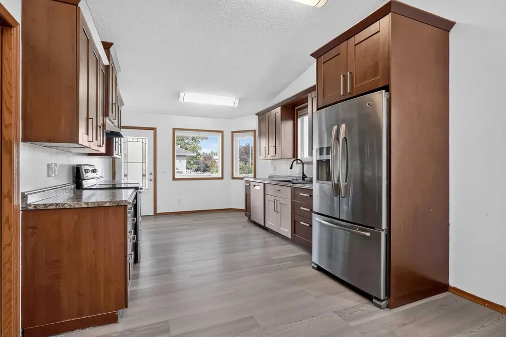 31 Fairways Drive NW Airdrie AB T4B 2P5