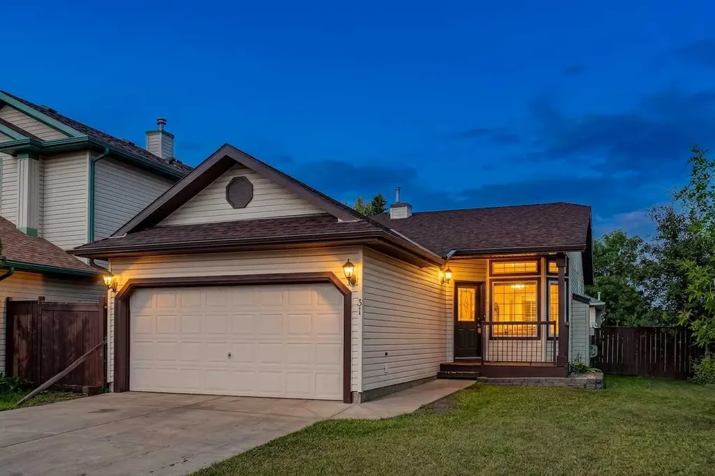 31 Fairways Drive NW Airdrie AB T4B 2P5