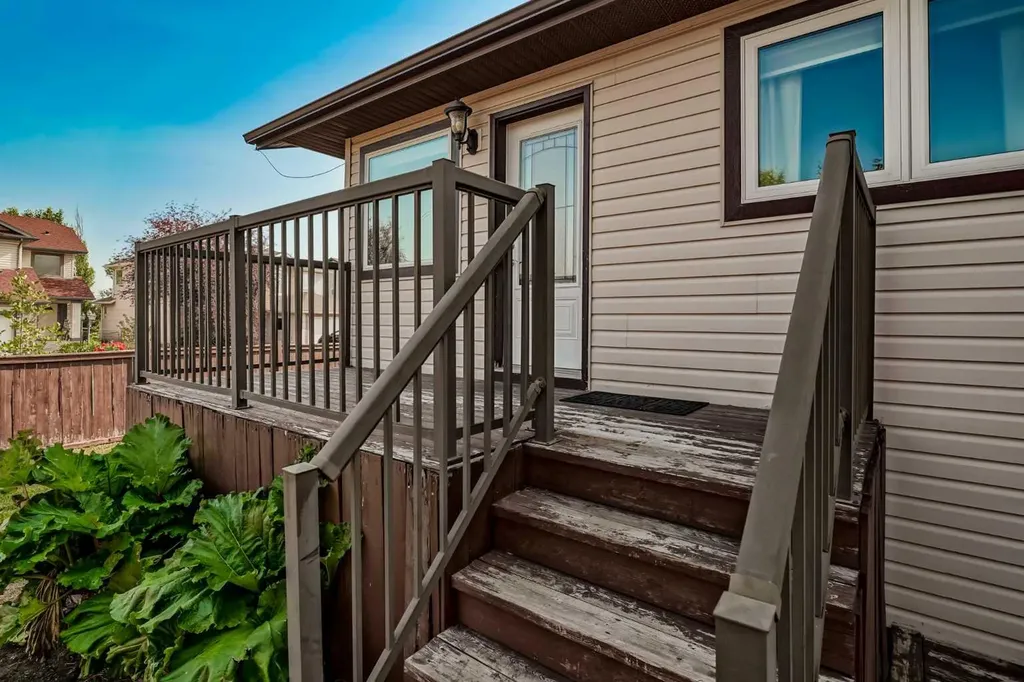 31 Fairways Drive NW Airdrie AB T4B 2P5