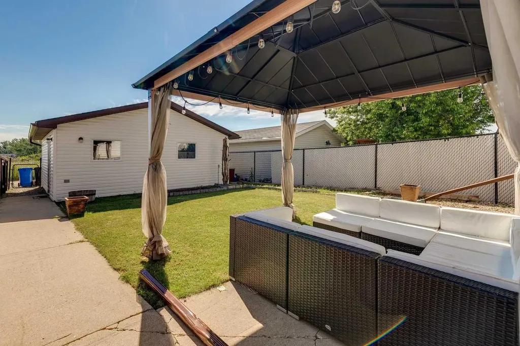 1916B 29 Avenue Nanton AB T0L 1R0