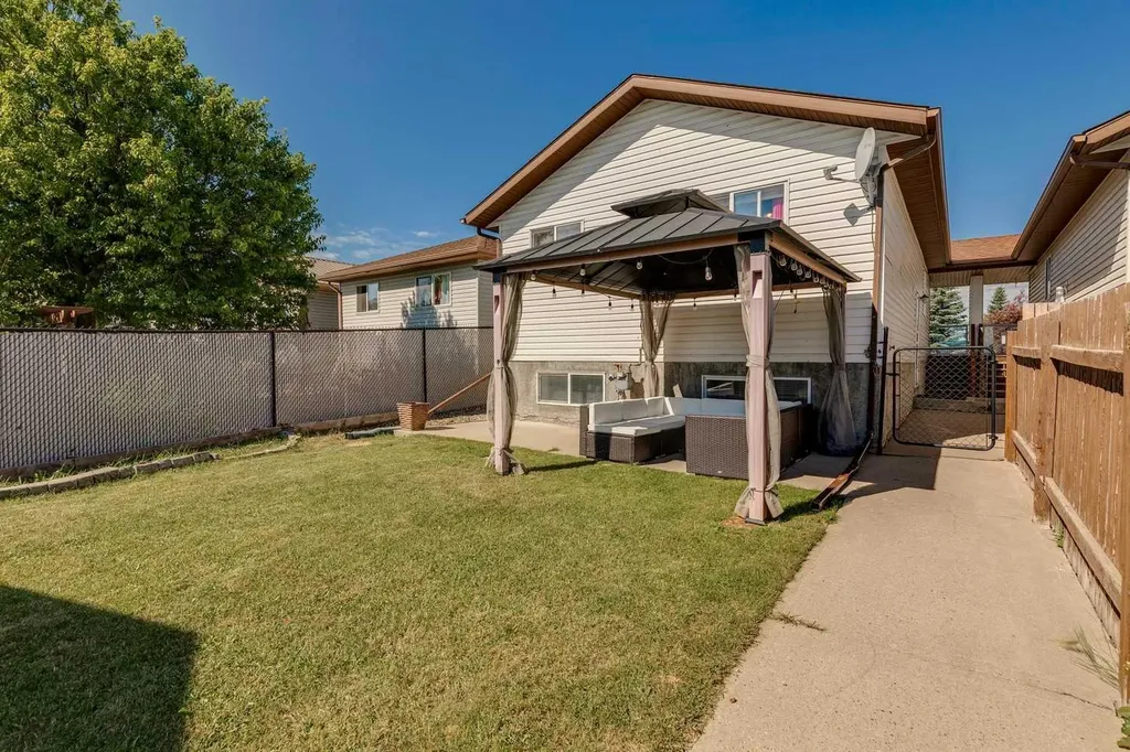 1916B 29 Avenue Nanton AB T0L 1R0