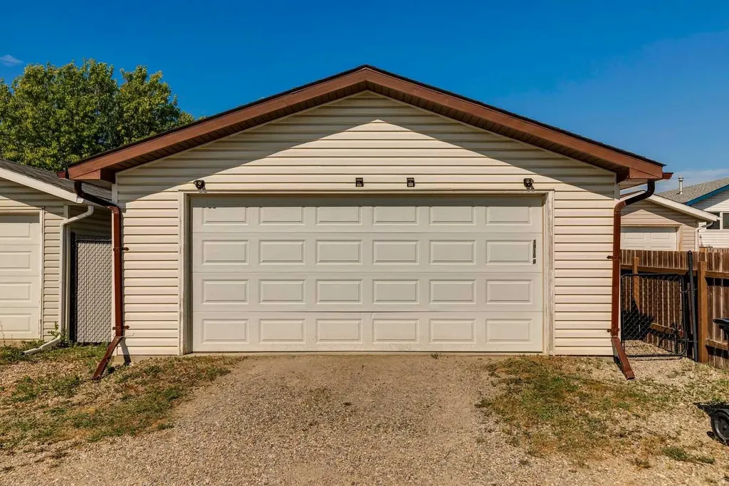 1916B 29 Avenue Nanton AB T0L 1R0