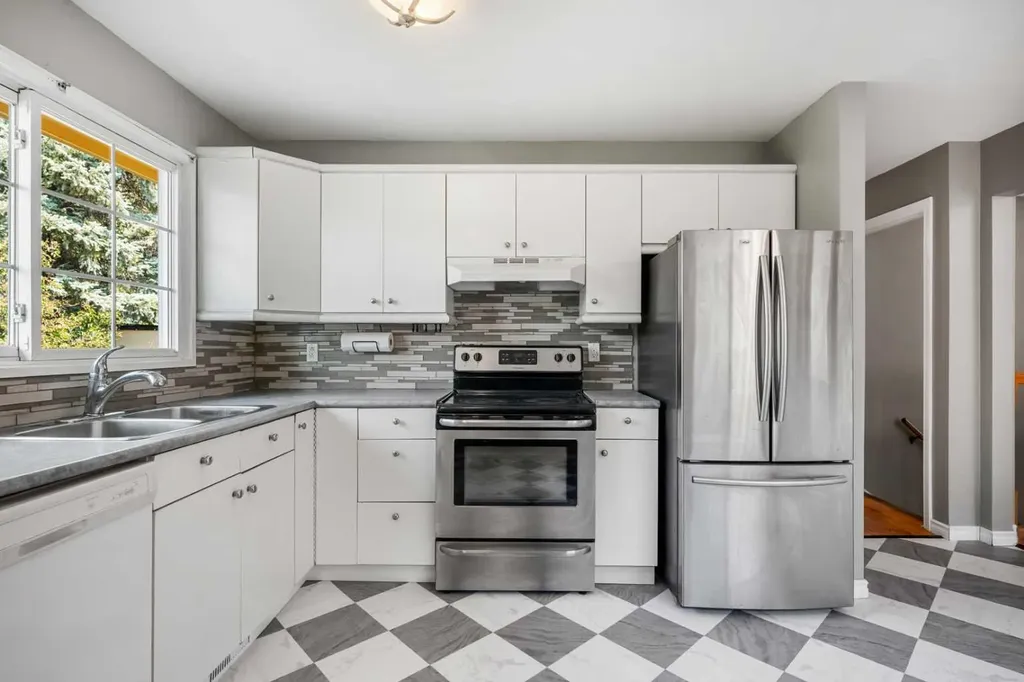 125 Carr Place Okotoks AB T1S 1E2