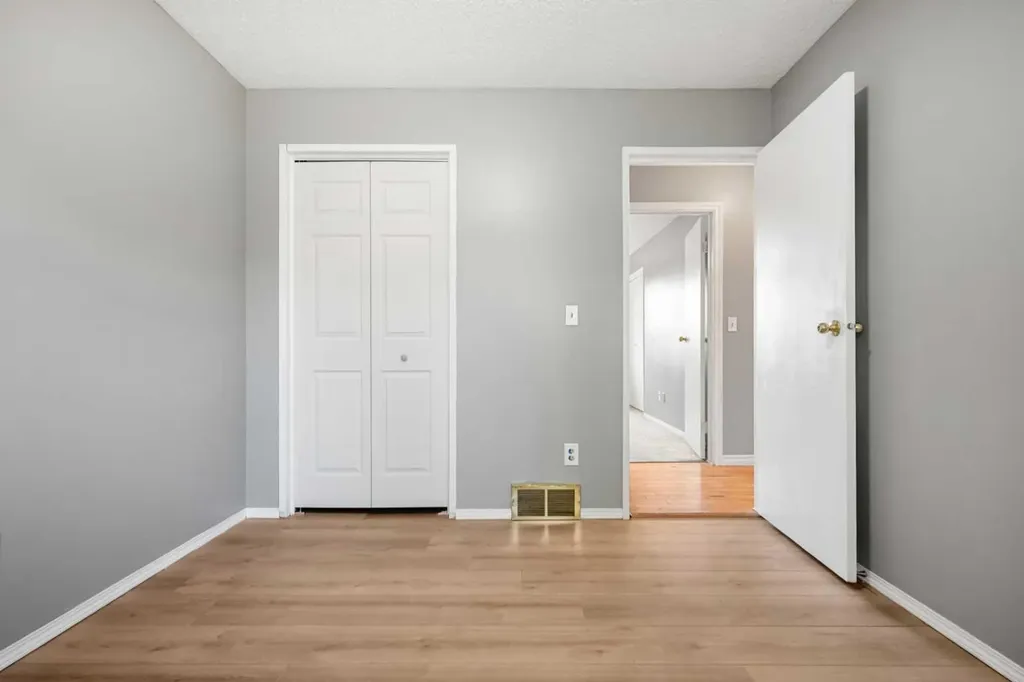 125 Carr Place Okotoks AB T1S 1E2