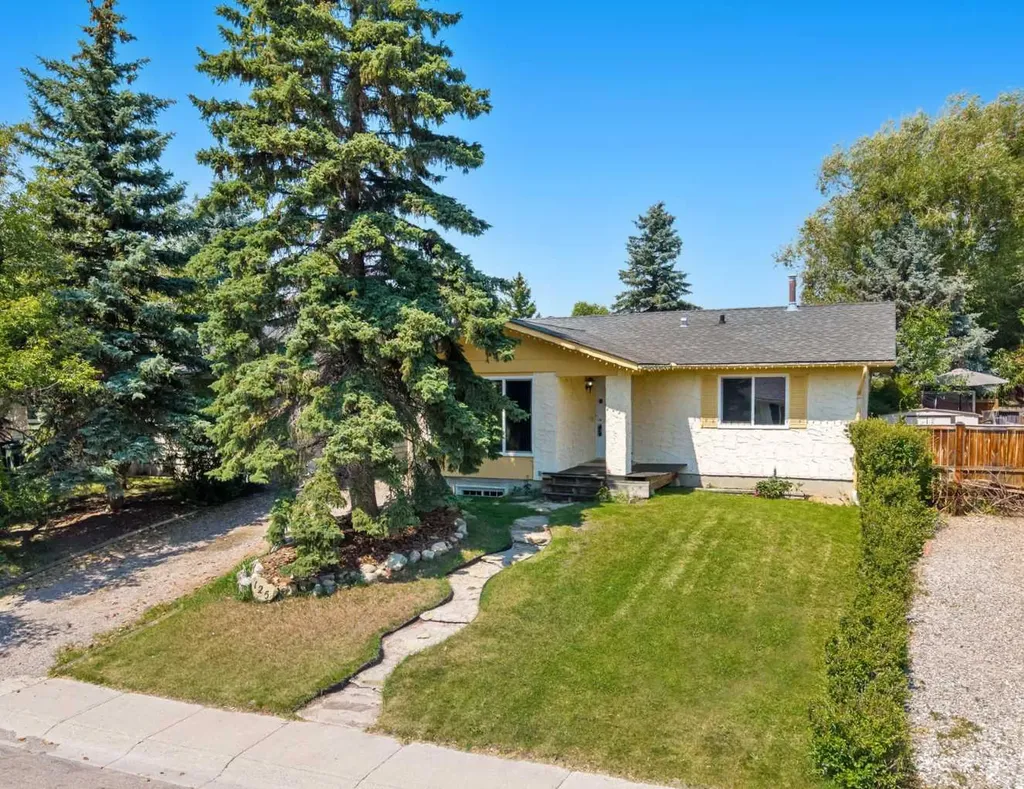 125 Carr Place Okotoks AB T1S 1E2