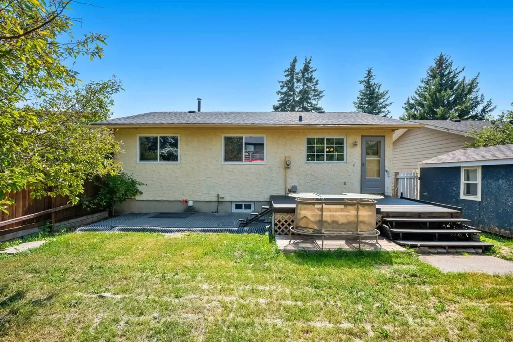 125 Carr Place Okotoks AB T1S 1E2