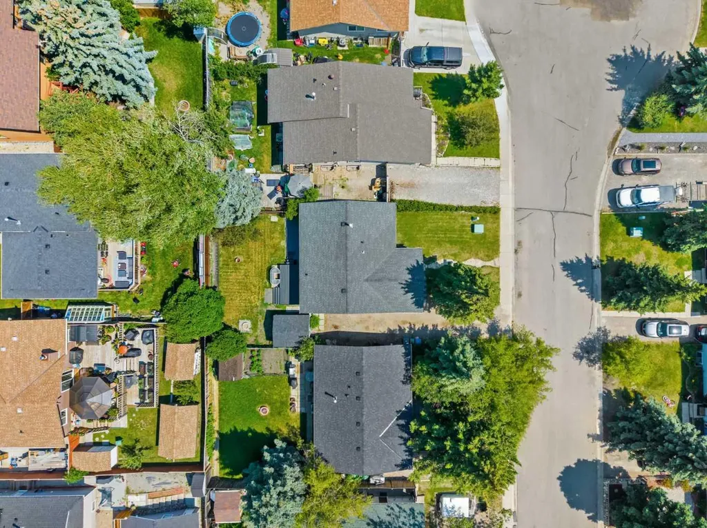 125 Carr Place Okotoks AB T1S 1E2