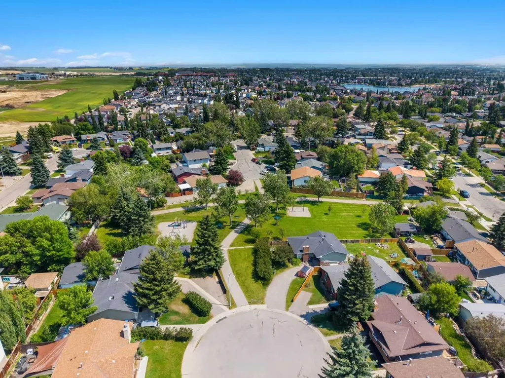125 Carr Place Okotoks AB T1S 1E2