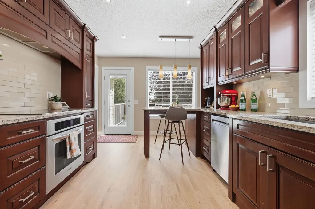 135 Douglas Woods Hill SE Calgary AB T2Z3B2