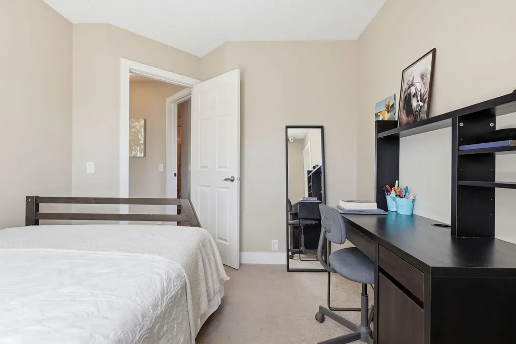 135 Douglas Woods Hill SE Calgary AB T2Z3B2